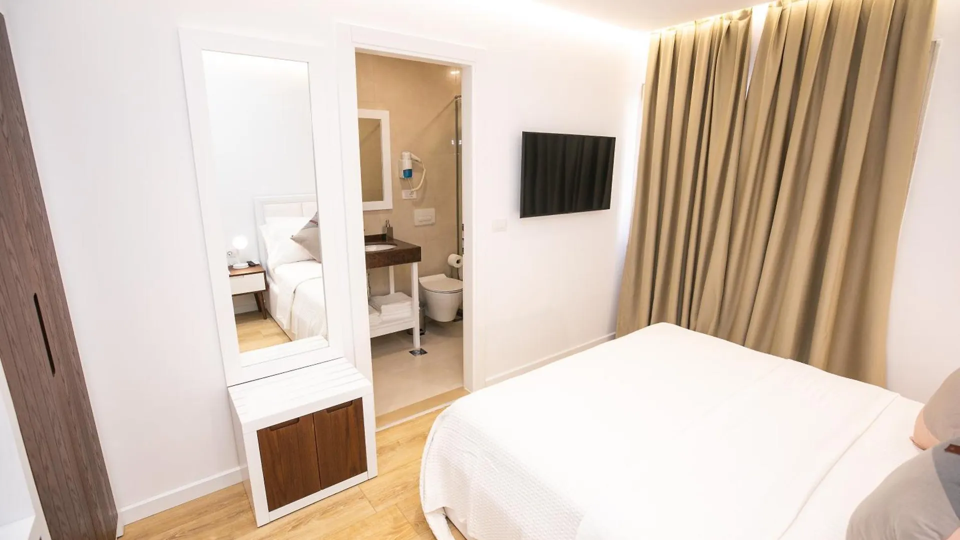 ***  Hotel Elior Tirana Albania